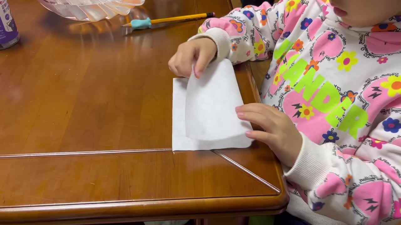 中B班李茵琪练习折纸巾.MOV