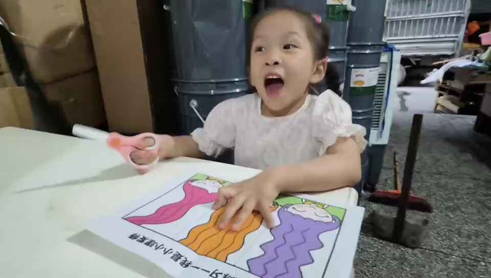 中a班唐依依练习剪纸