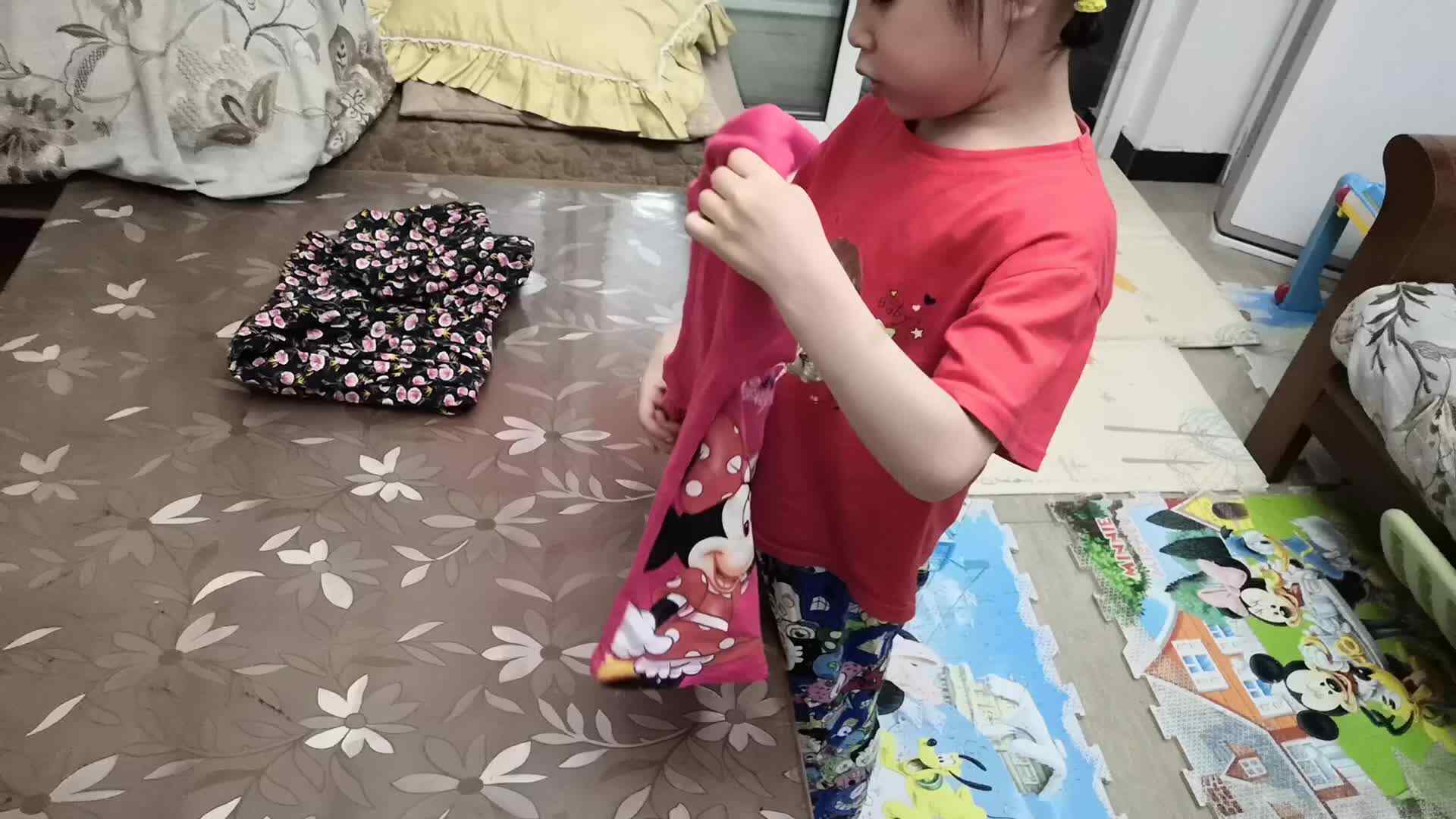 中B班5月22张芷萱练习叠衣服.mp4