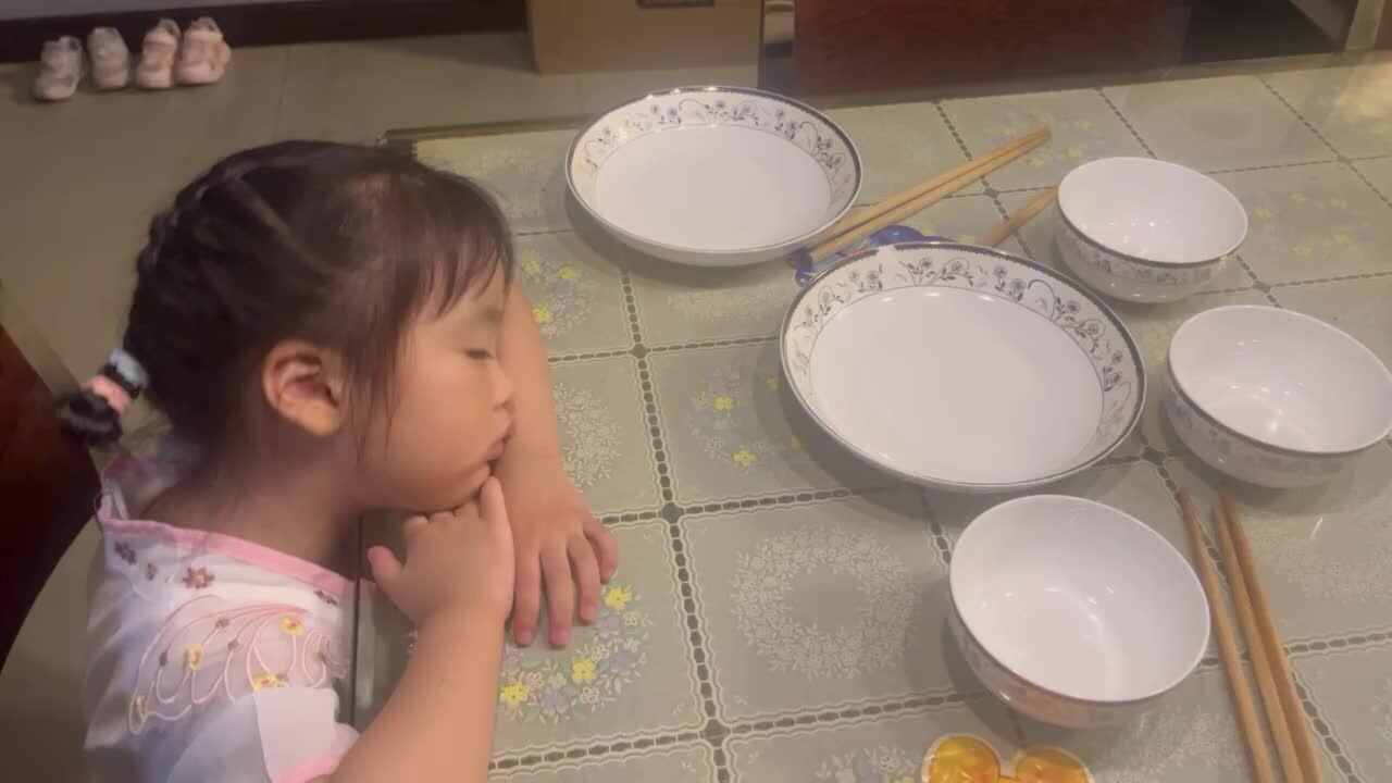 中B班李茵琪学习整理碗筷