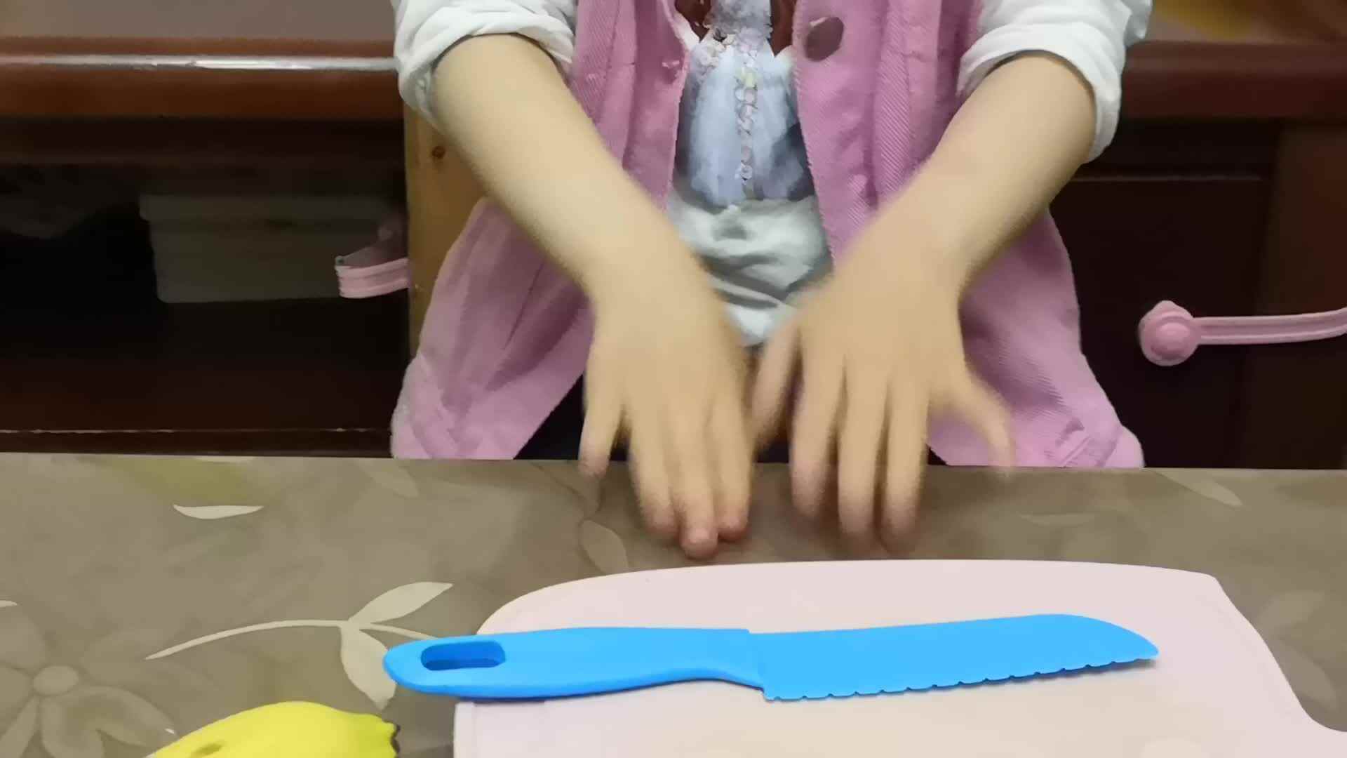 中B班5月6张芷萱练习切食物.mp4