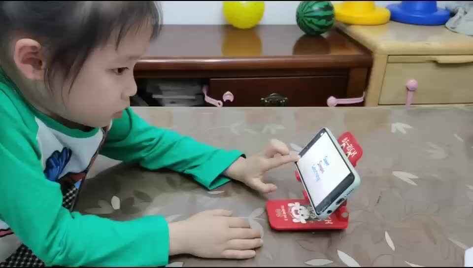 中B班5月20张芷萱学习英语儿歌.mp4
