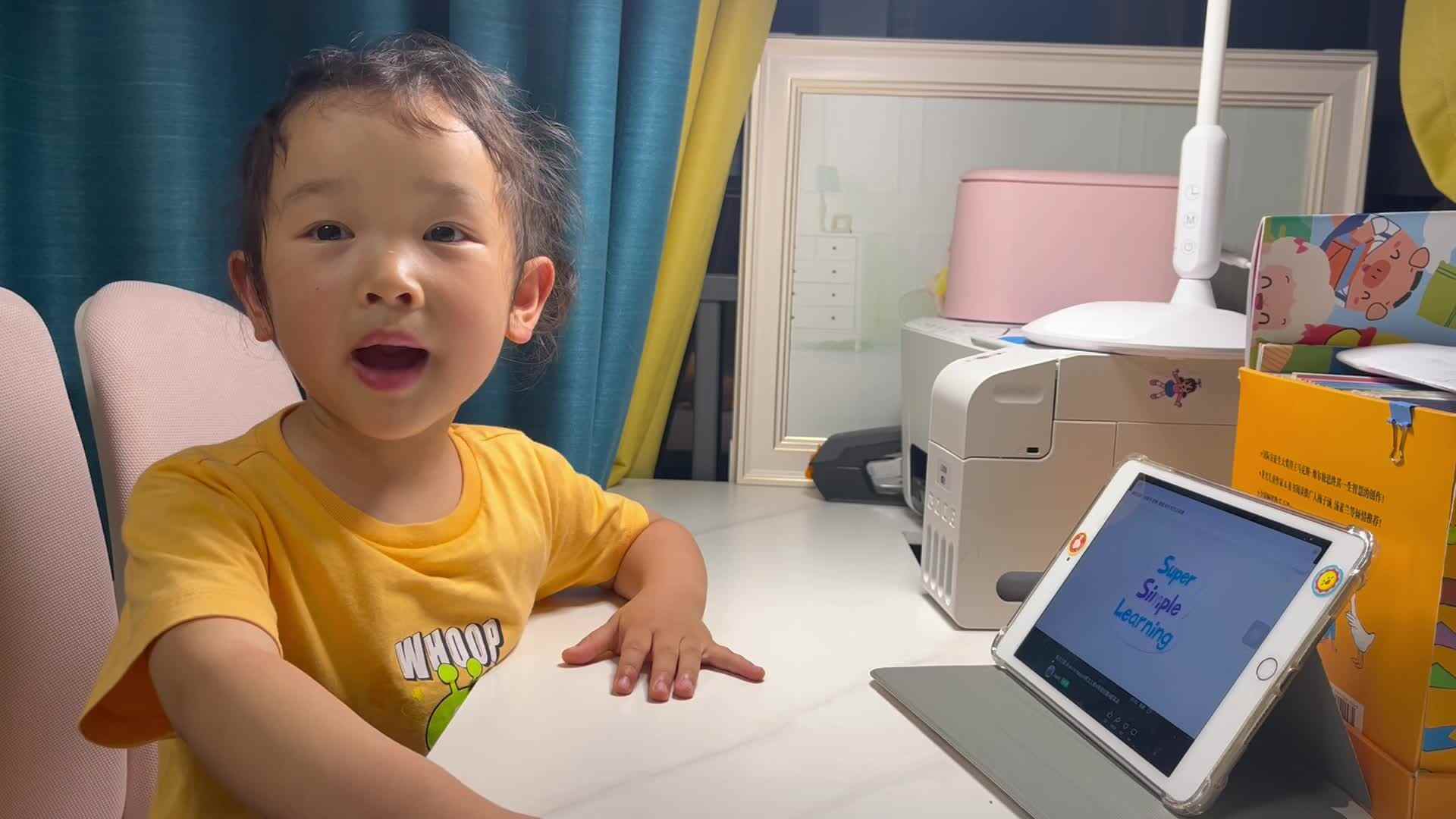 中B班温欣观看英语视频2024.05.20.mov