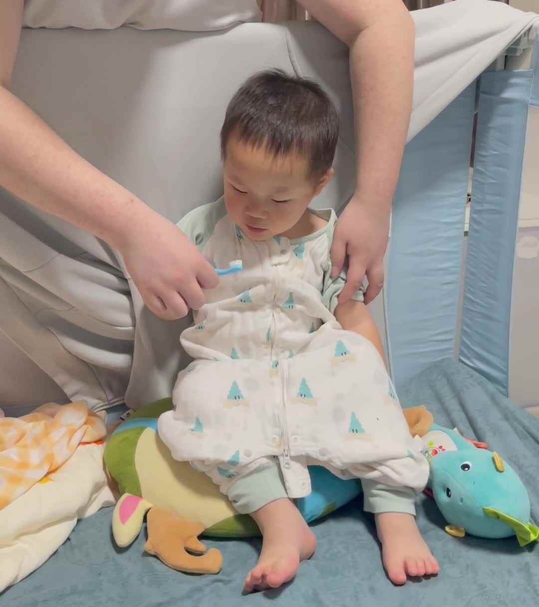 20240507实验小班刘雍洛刷牙