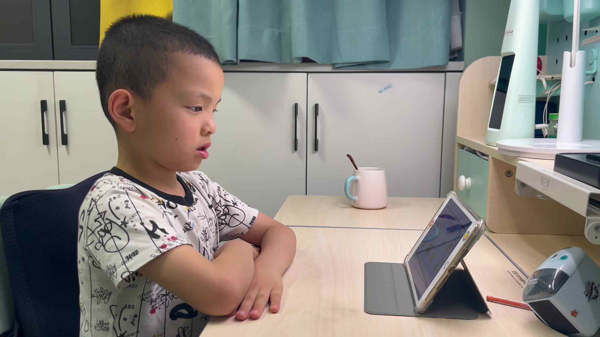学前B班温志成鲨鱼英语跟读<Fruits 朗读示范>2824.05.22.mov
