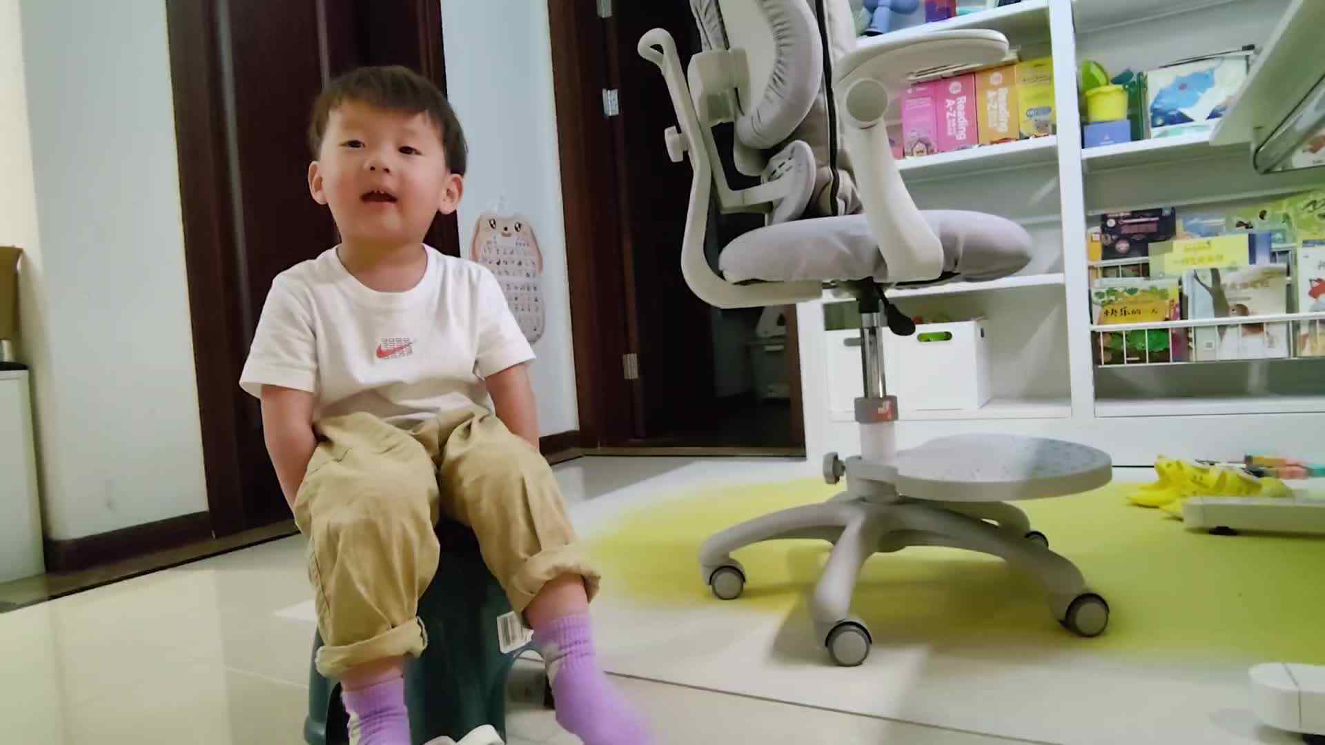实验小班周昊燃穿鞋脱鞋