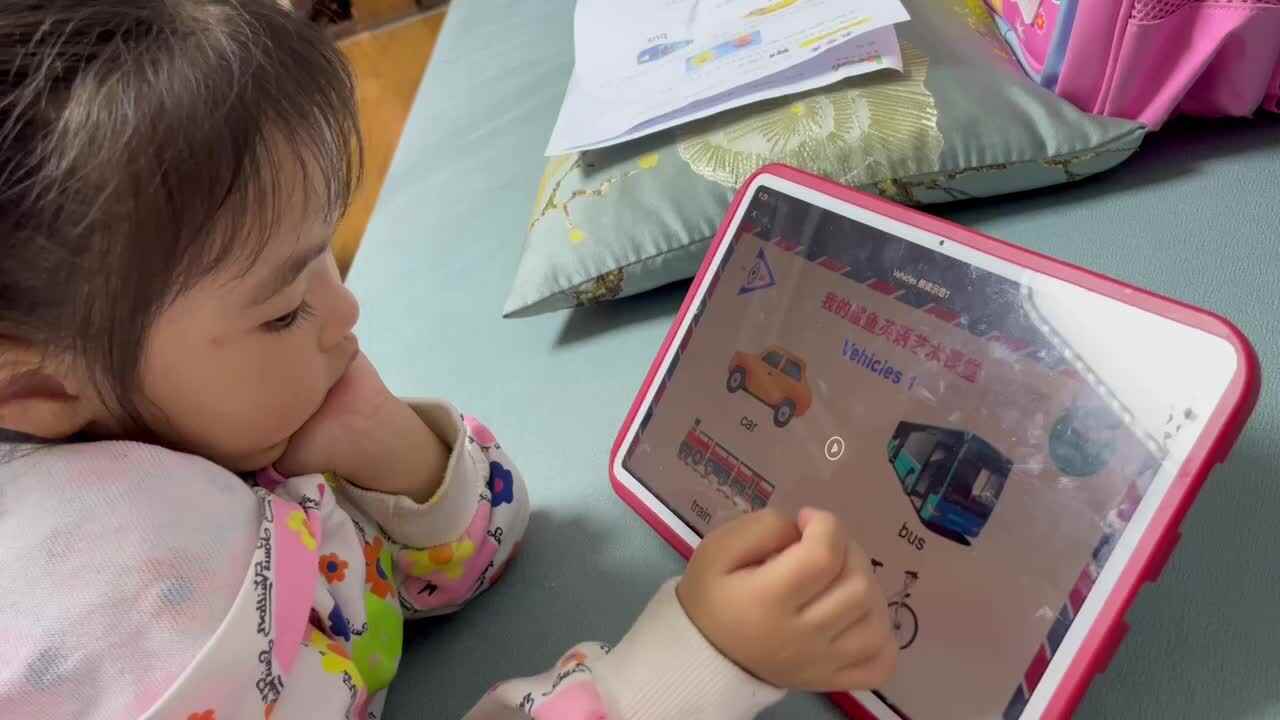中B班李茵琪观看视频并跟读.MOV