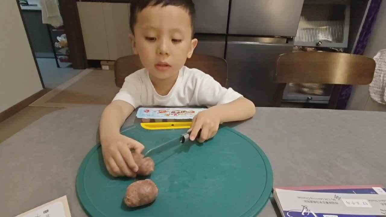 中b班王千与切食物练习