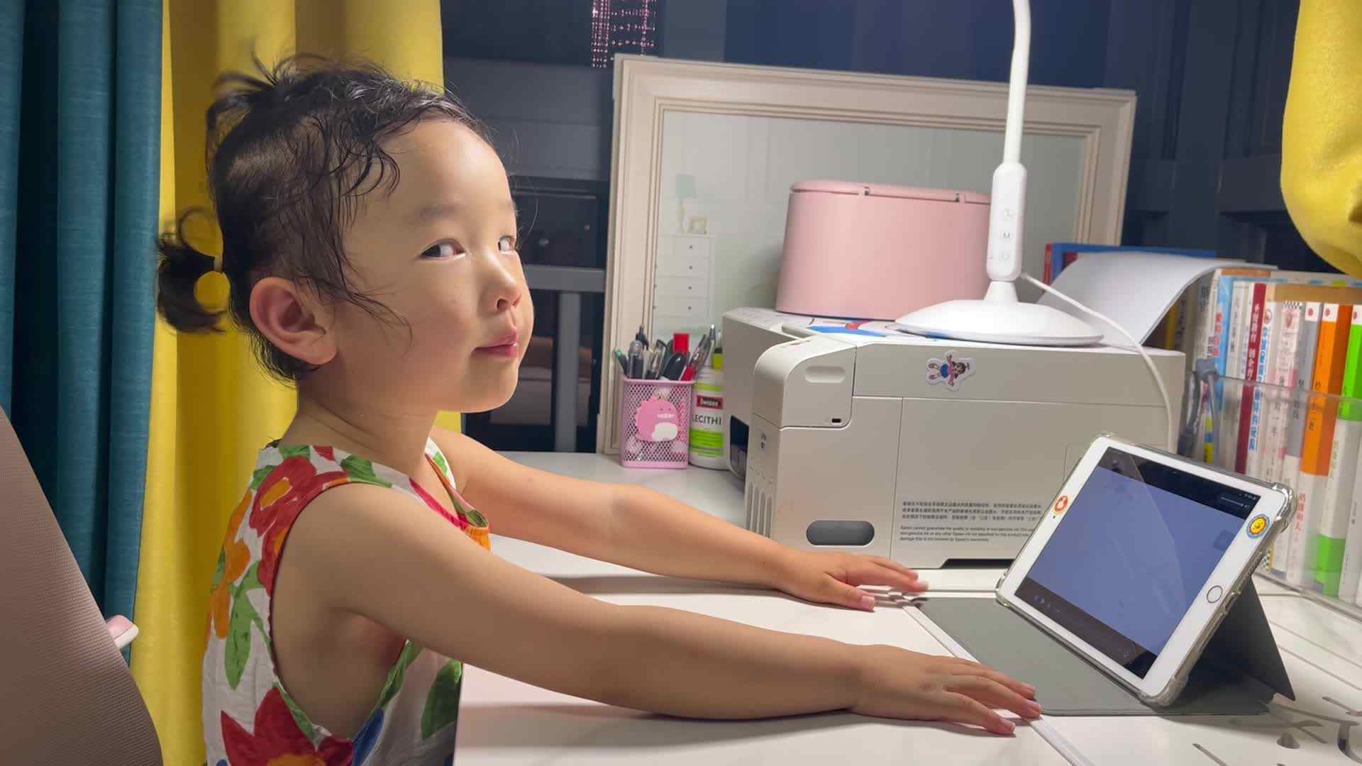 中B班温欣观看英语视频2024.05.27.mov