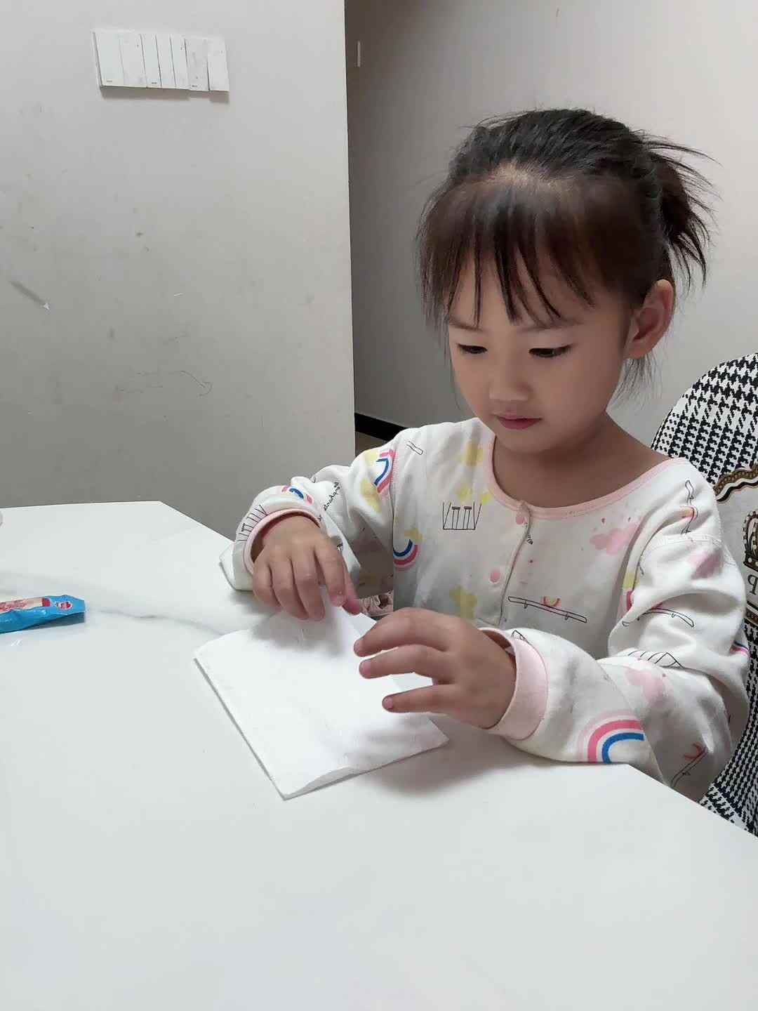 中B班 李曦蕊 学习折叠纸巾