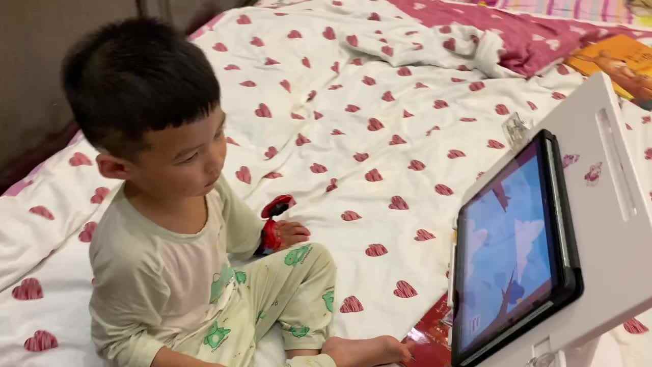 ⁣⁣⁣⁣⁣2024.5.19小A班刘奕宸观看视频《我看见一些蓝色的东西》.MOV