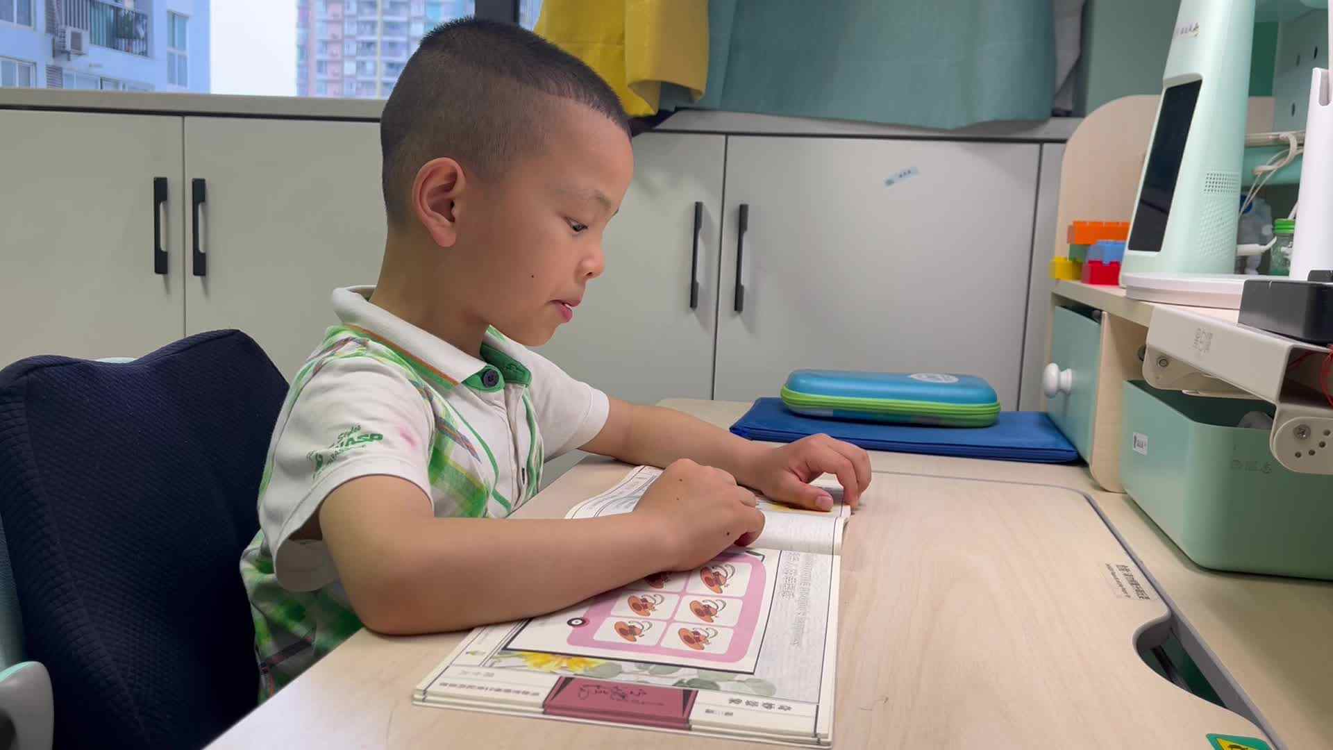 学前B班温志成⁣指读古诗书第45页《长歌行>2024.05.07.mov
