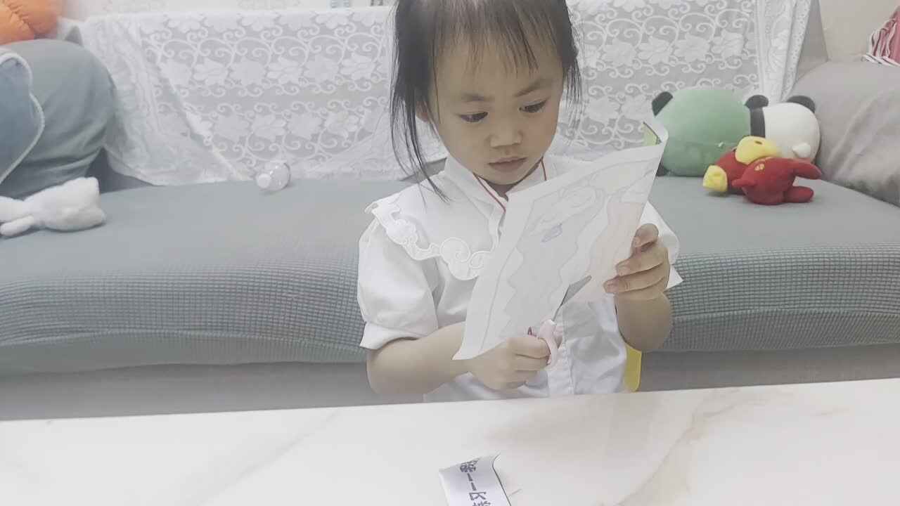 ⁣⁣⁣⁣⁣中B班谭诗锜剪纸训练