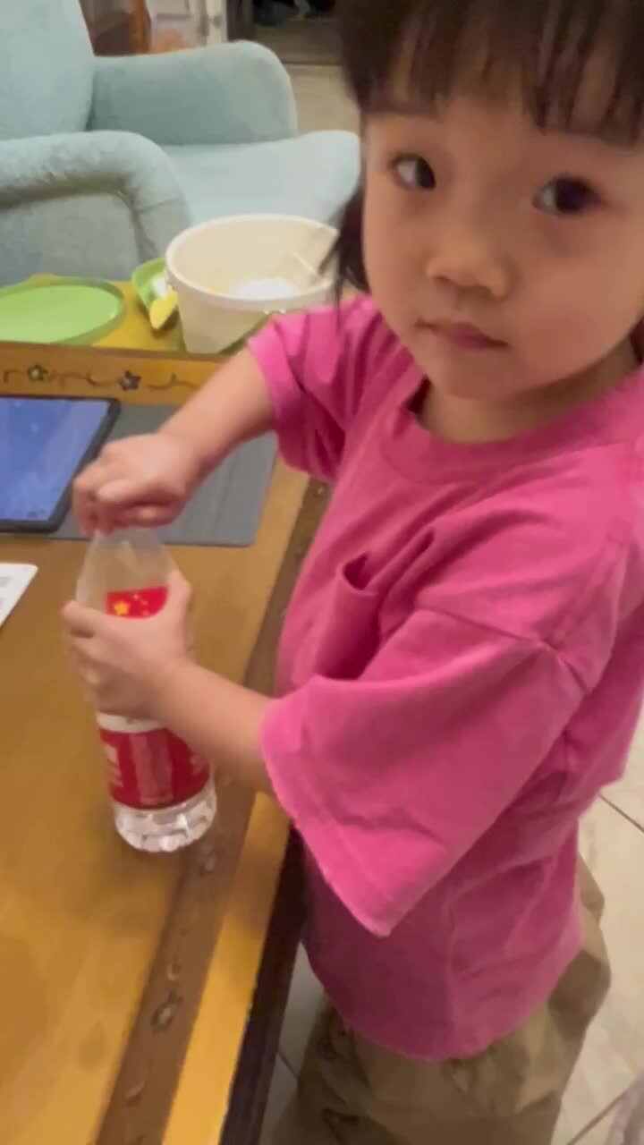 小A班张忻宜拧瓶盖.MOV