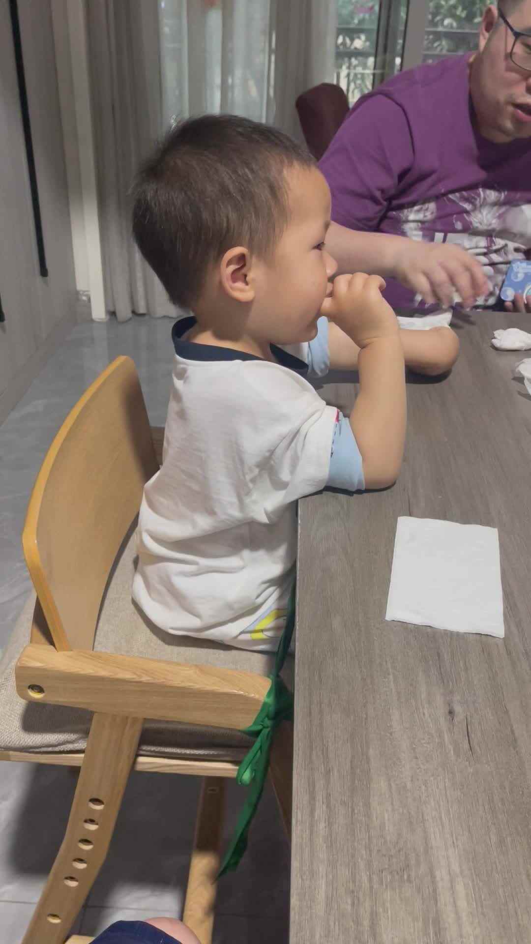 20240508实验小班刘雍洛擦桌子