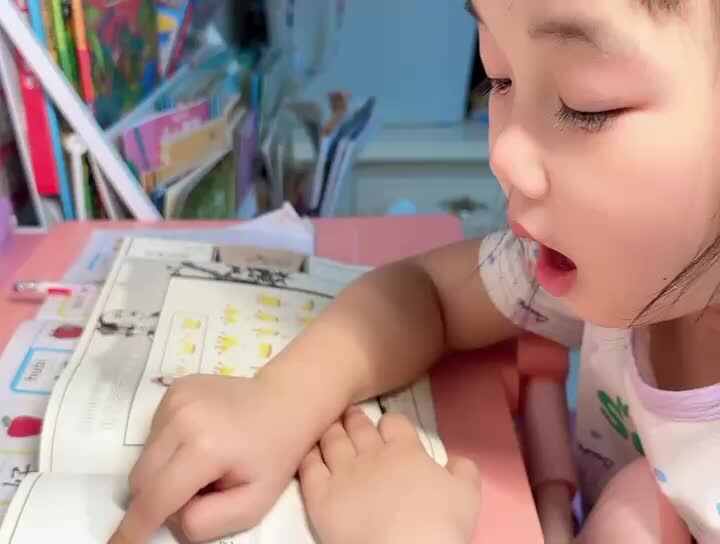 20240528中B班舒琳芯观看古诗视频并指读古诗《田家》