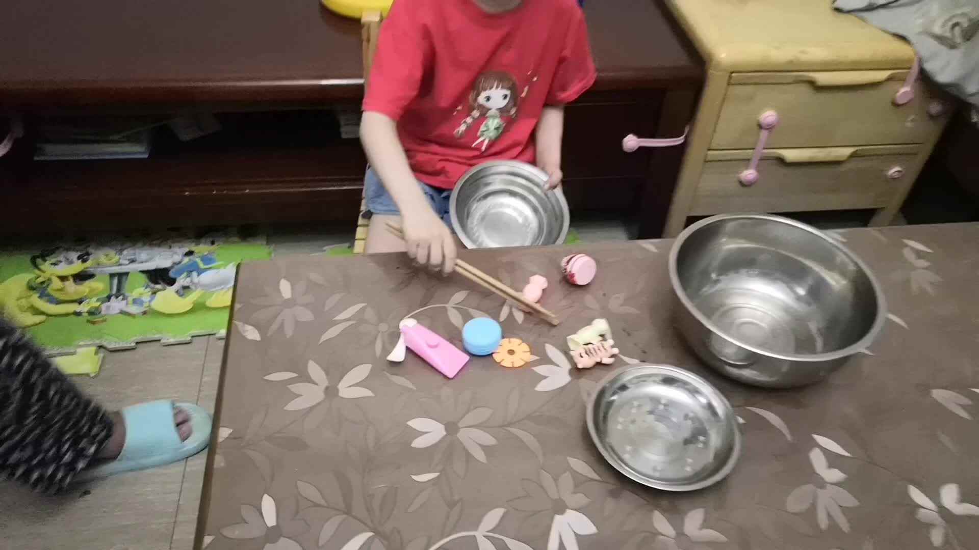 中B班5月27张芷萱练习收拾碗筷和桌面.mp4