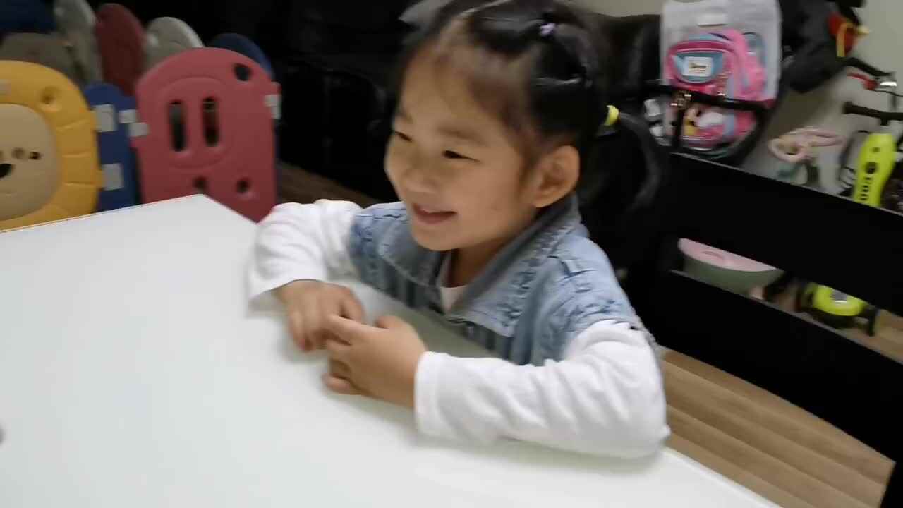 中B班宁汐言观看并跟读英语视频《红灯、绿灯》（补）.mp4
