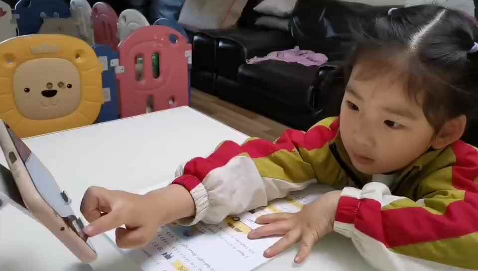 中B班宁汐言观看英语视频《红灯、绿灯》.mp4