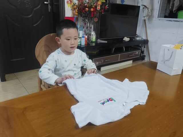 中B班赵芃栎练习叠衣服