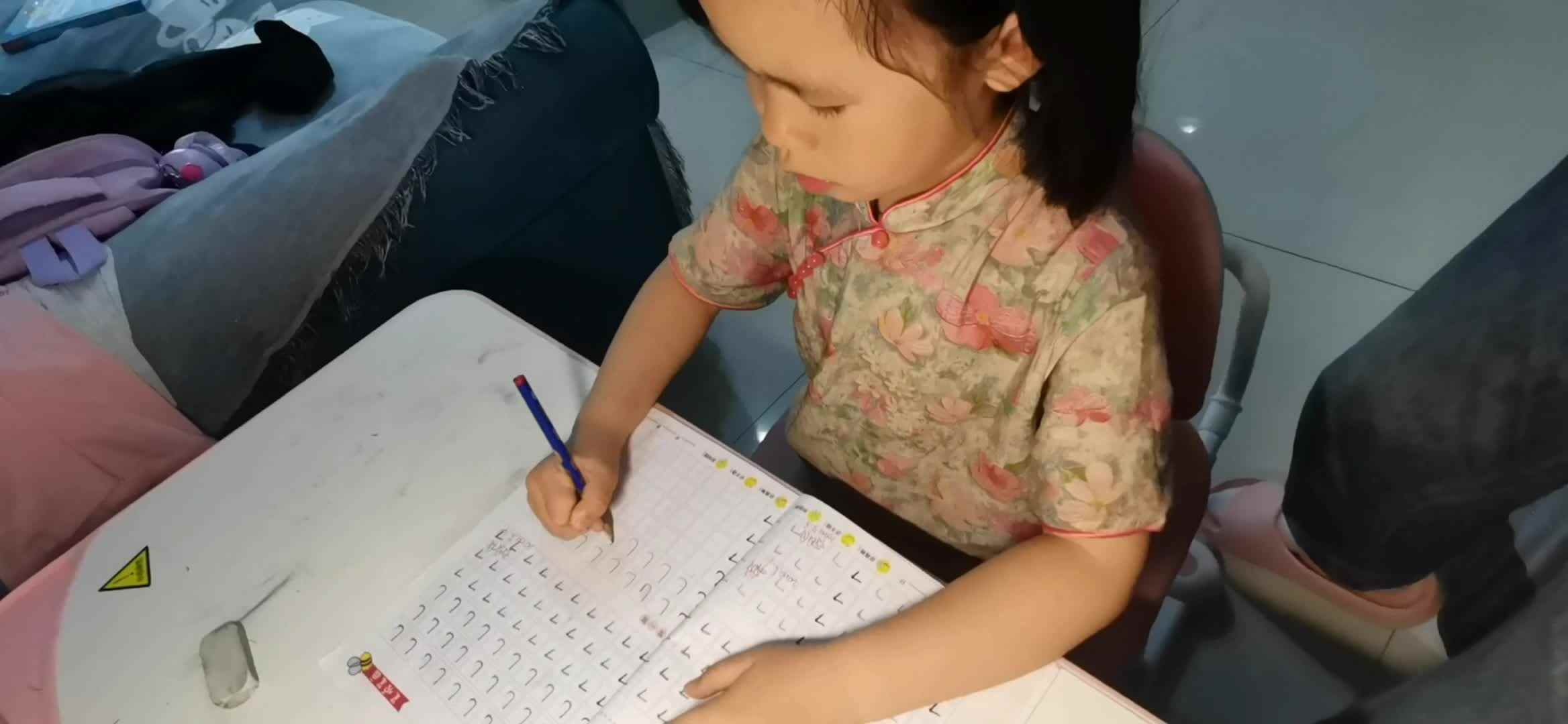 书写笔画:＂竖弯钩＂  ，＂横折＂.mp4
