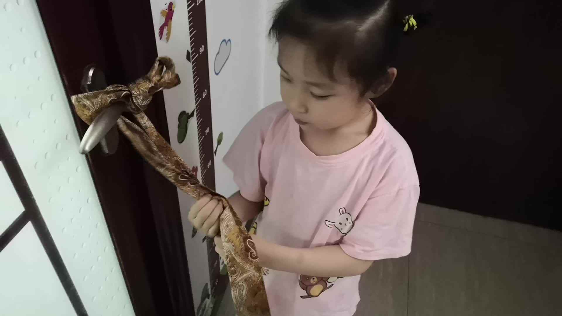 中B班5月15张芷萱练习编两股辫子.mp4