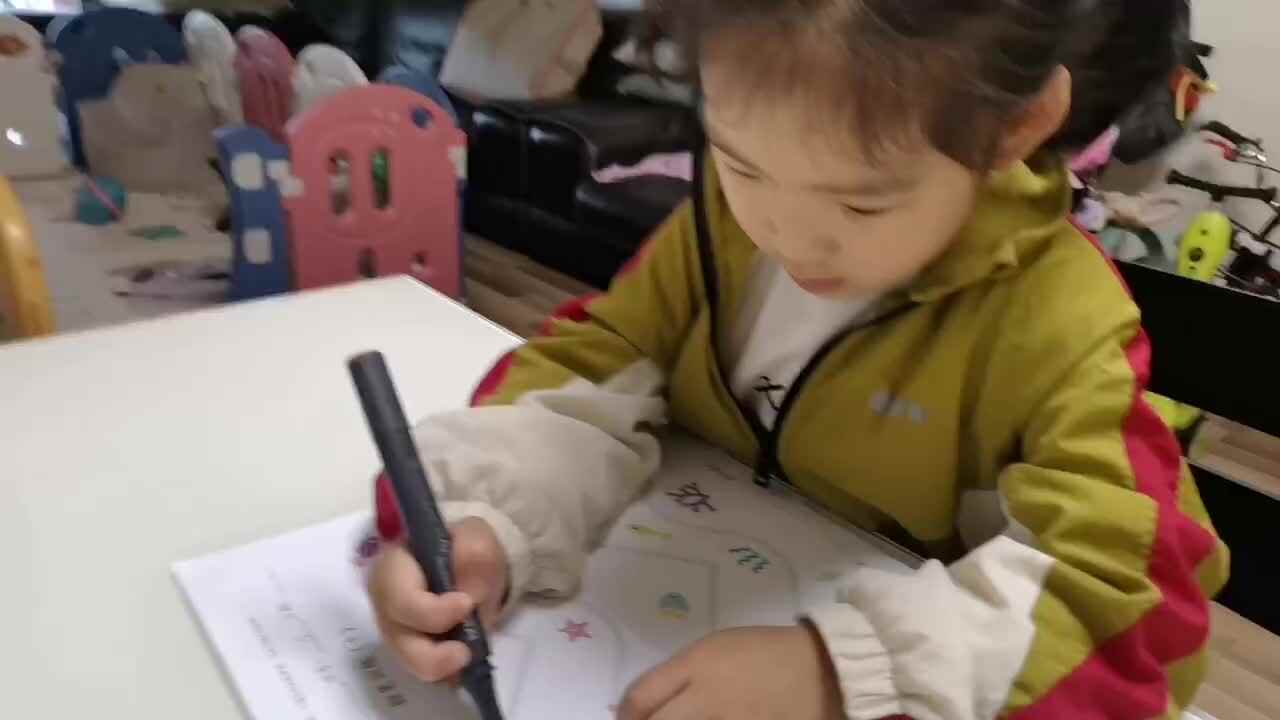 中B班宁汐言练习控笔训练.mp4