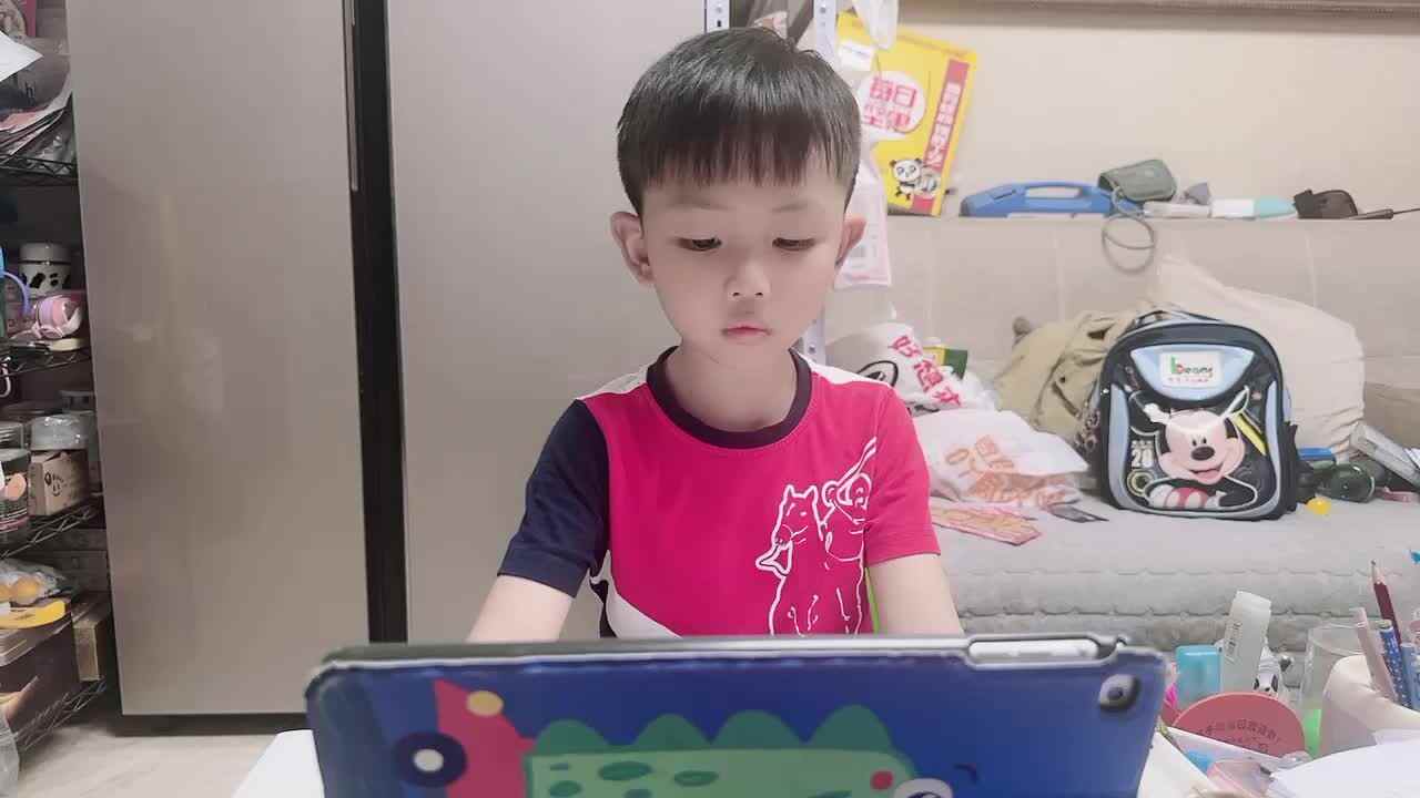 2024.5.16观看跟唱英文儿歌《do you like broccoli ice cream》.MOV