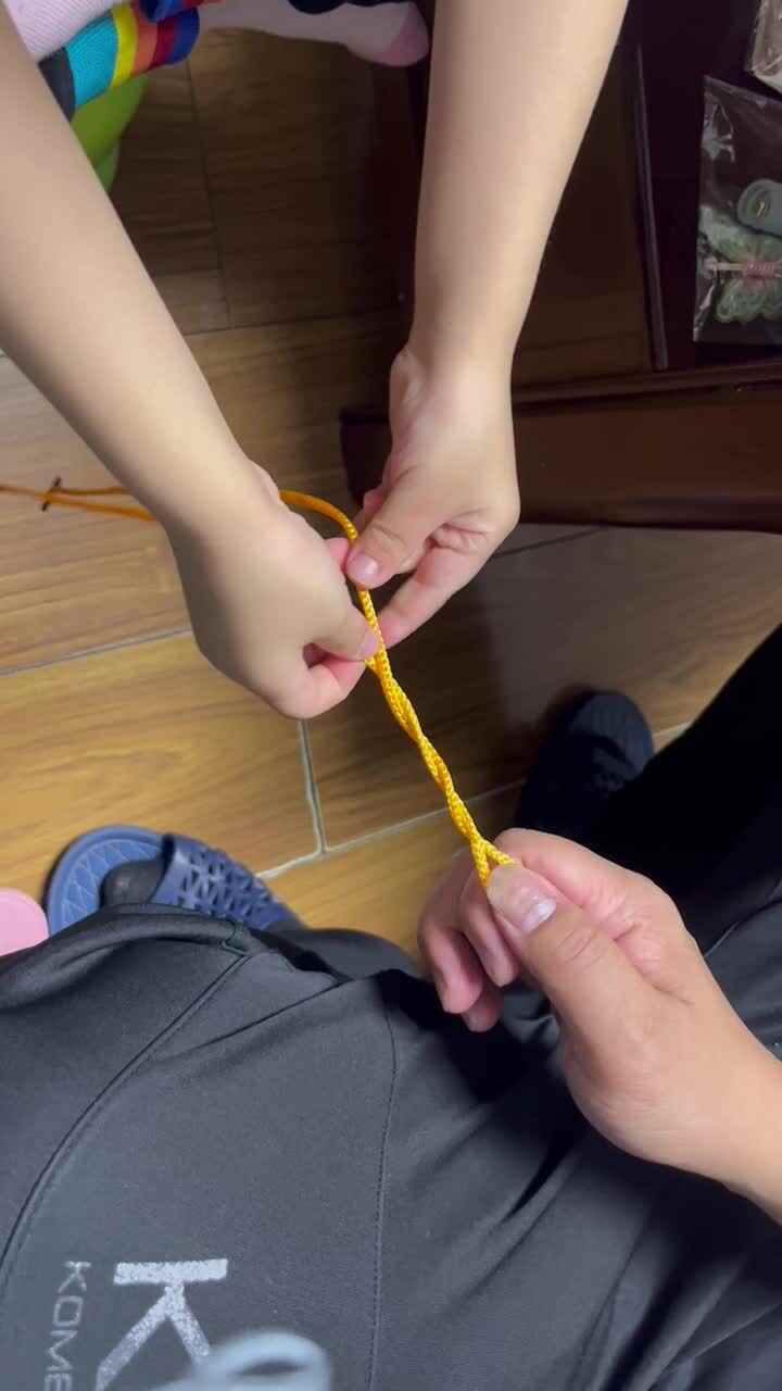 中B班李茵琪练习编两股辫.MOV