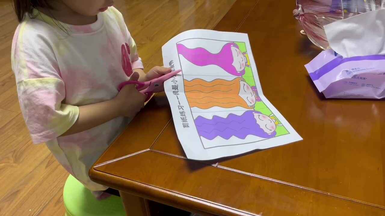 中B班李茵琪练习剪纸.MOV