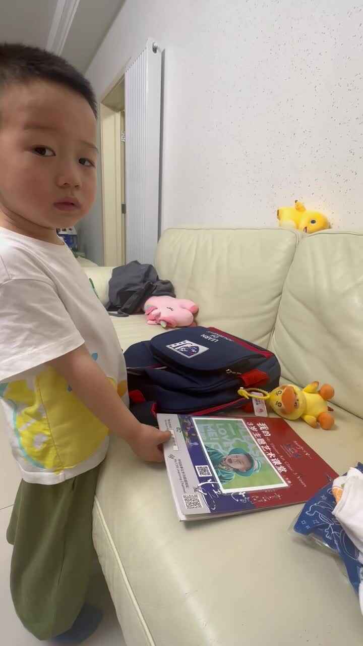 实验小班跳跳收拾书包