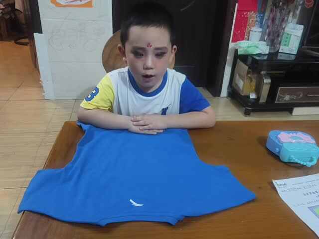 中B班赵芃栎练习叠衣服