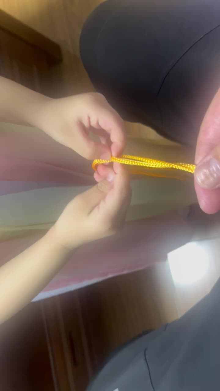 中B班李茵琪练习编两股辫.MOV