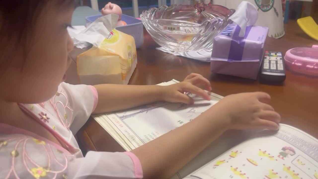 中B班李茵琪指读古诗《田家》
