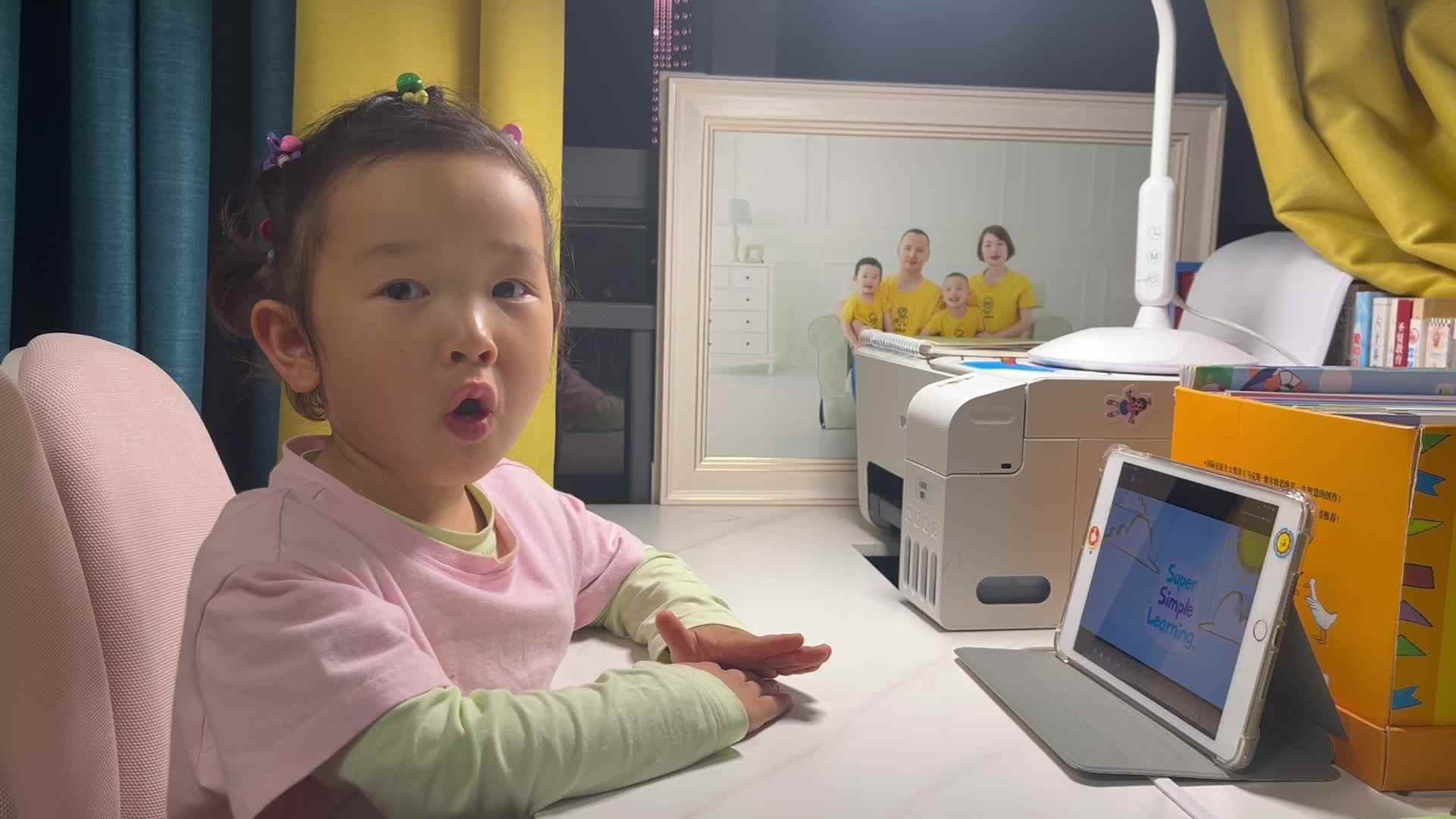 中B班温欣观看视频《The wheels on the bus》2024.05.12.mov