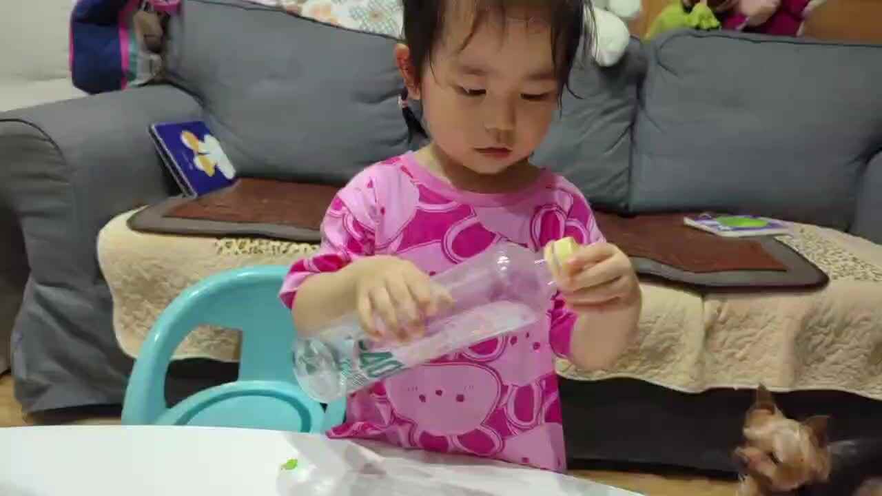 20240530+刘芳妤小a班+拧瓶盖