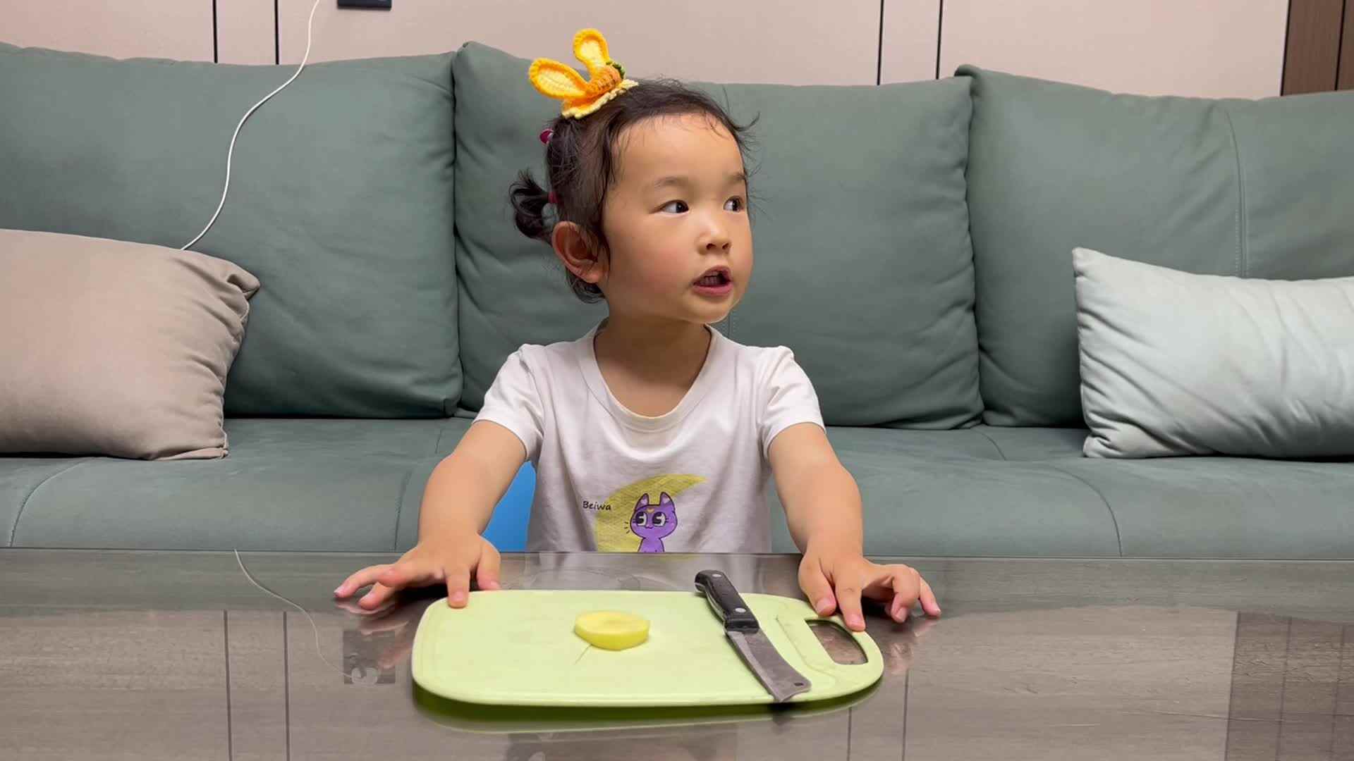 ⁣中B班温欣练习切食物2024.05.07.mov