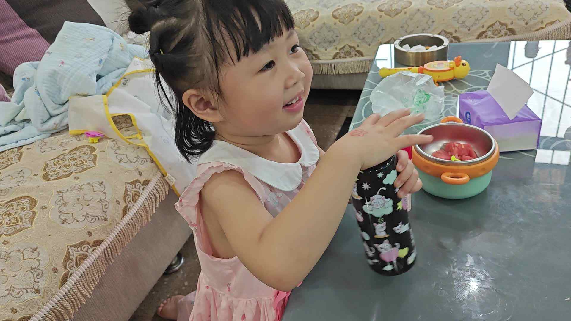 小A班2024.5.28张艺涵《拧水杯》.mp4