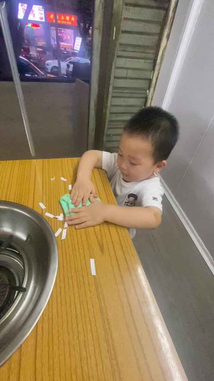 擦桌子