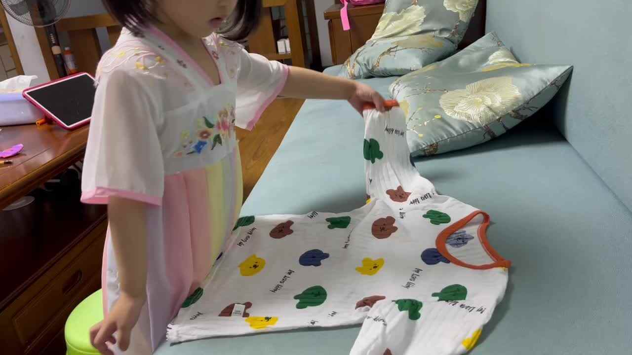 中B班李茵琪练习折叠衣服