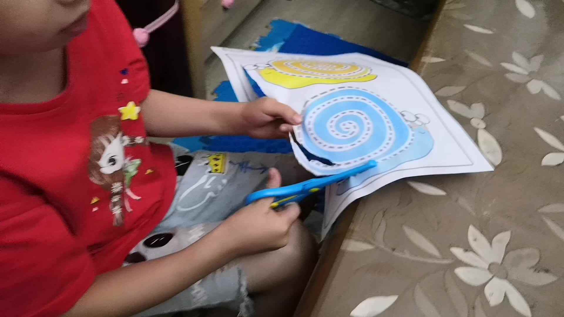 中B班6月15张芷萱练习剪纸《蜗牛》.mp4