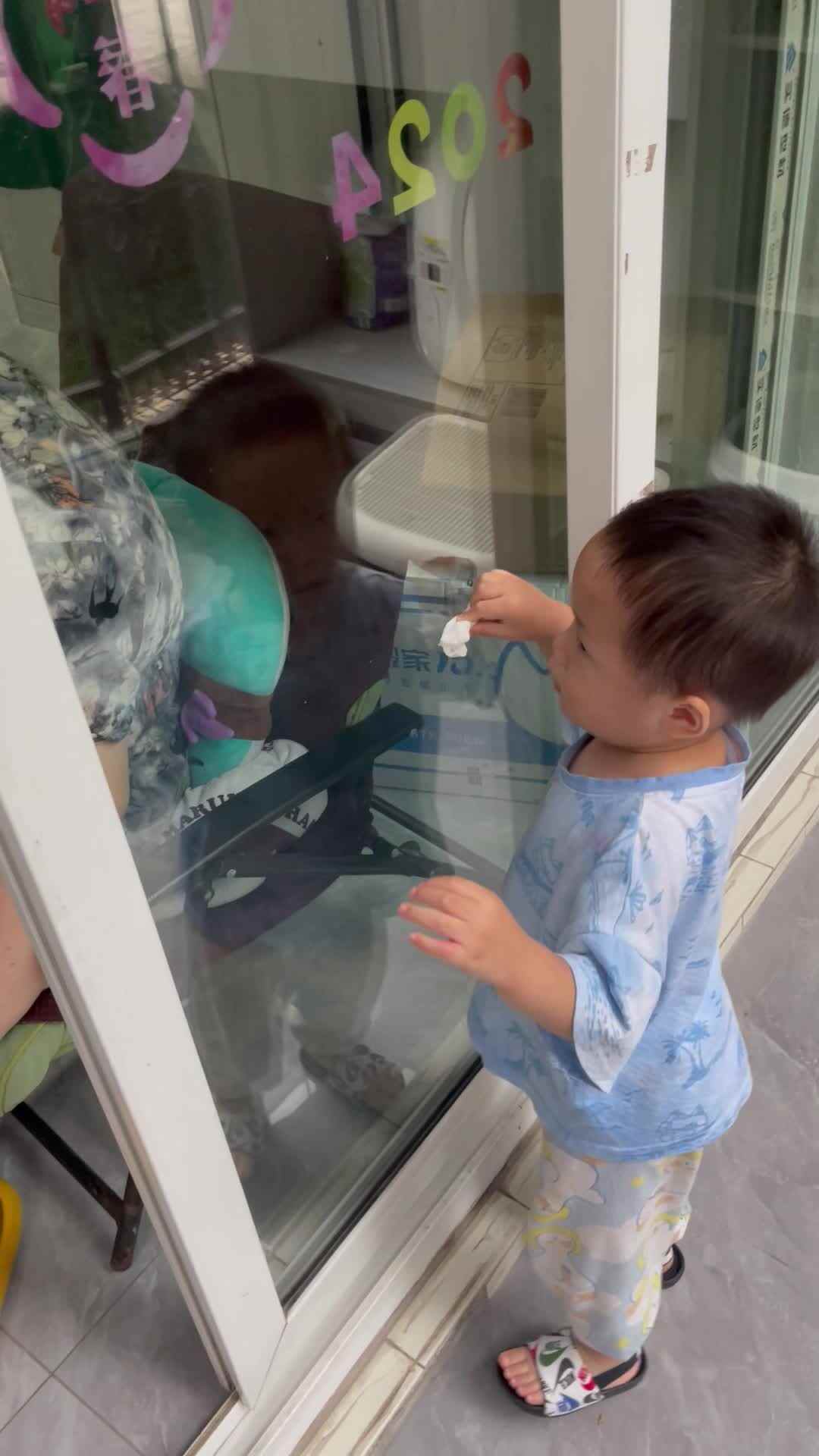 20240626实验小班刘雍洛生活