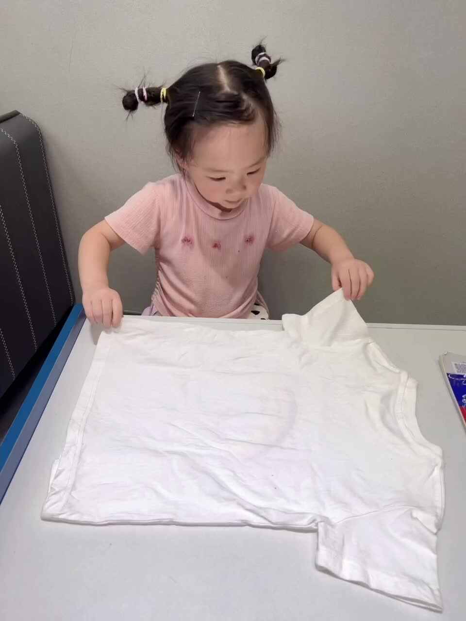 2024年6月17日小A班夏爱林～叠衣服.MOV