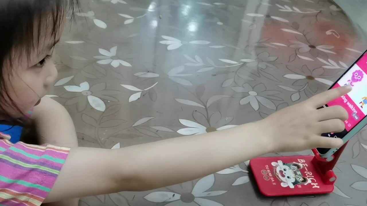 中B班6月17张芷萱学习英语儿歌.mp4