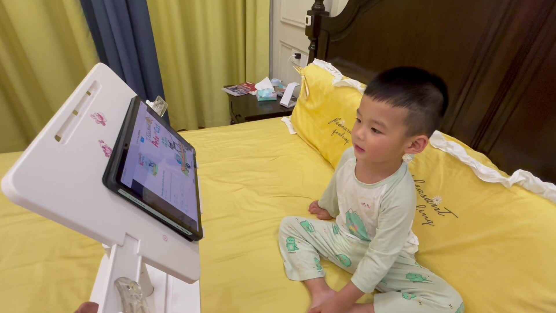 2024-6-12小A班刘奕宸观看英文绘本《皮特的宠物》.mov