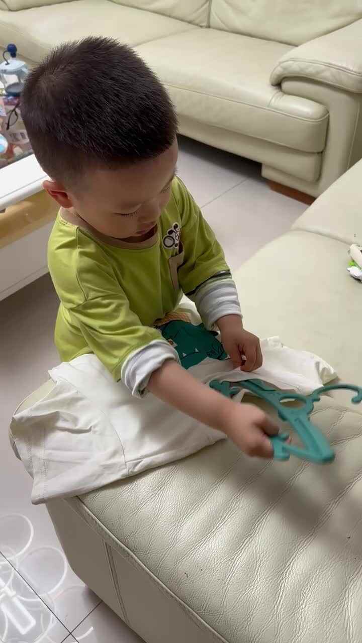实验小班跳跳晾衣服