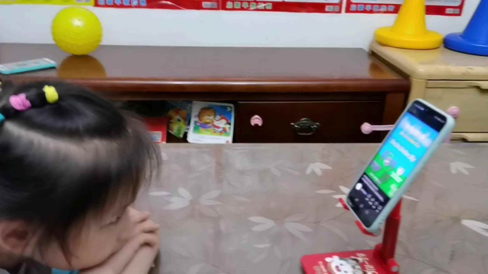 中B班6月24张芷萱学习英语儿歌.mp4