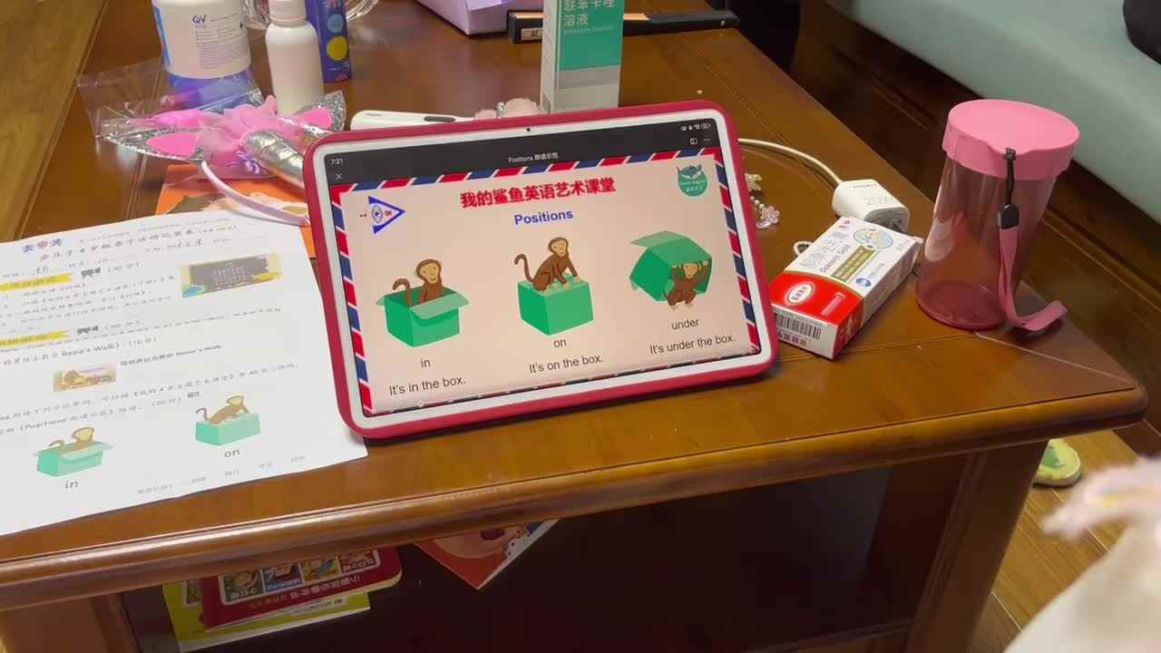 中B班李茵琪观看英语视频并跟读.MOV