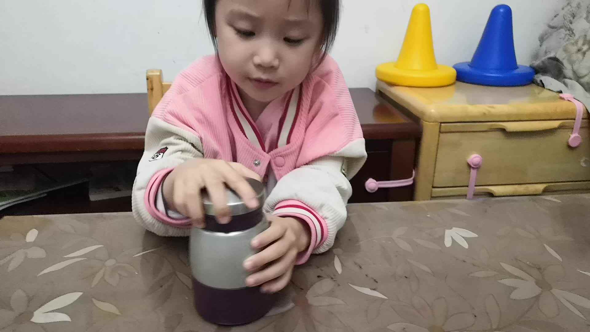中B班6月4张芷萱练习拧杯盖.mp4