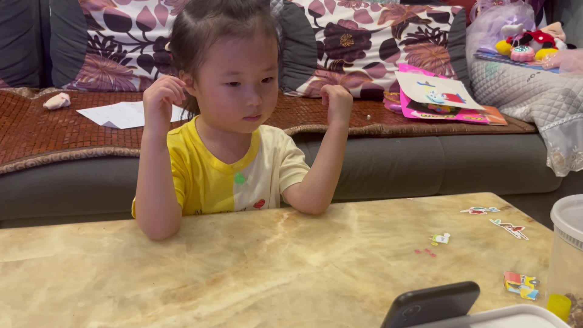 观看英语绘本母鸡萝丝去散步